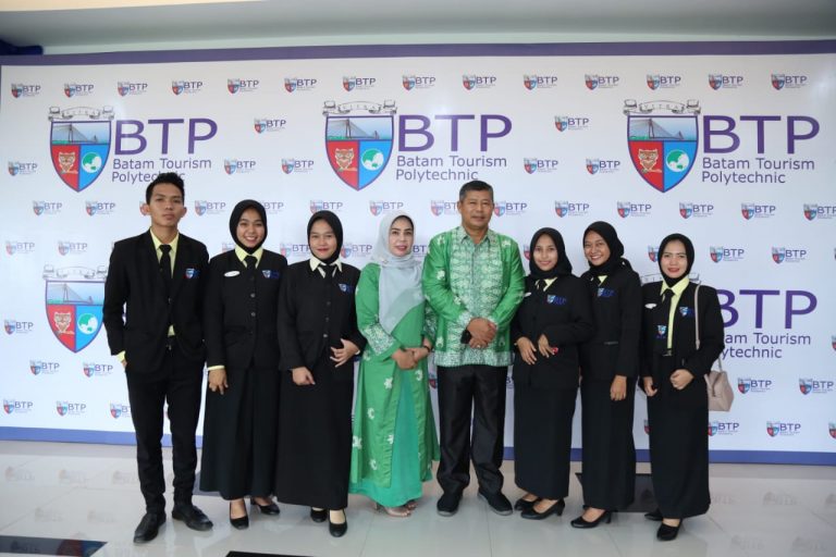 Bupati Anambas Beserta Istri Hadiri Acara Wisuda BTP Batam Tahun 2019