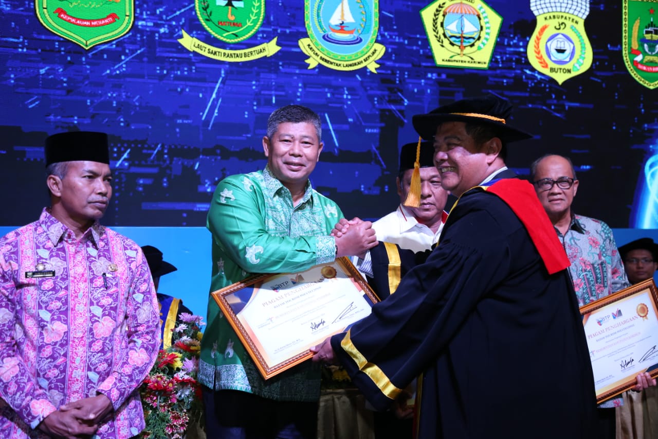 Bupati Anambas Beserta Istri Hadiri Acara Wisuda BTP Batam Tahun 2019 c