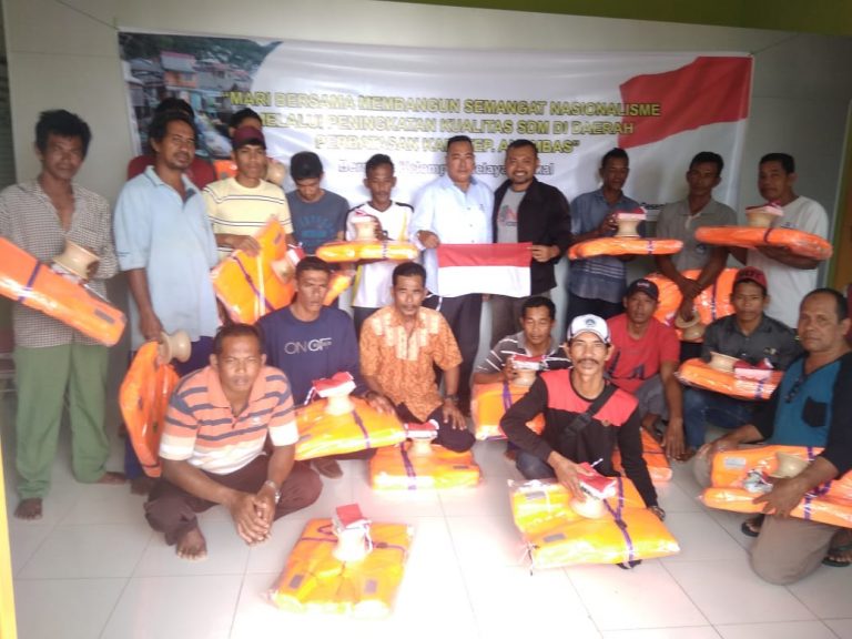 Tim Jelajah Berikan Pemahaman Nasionalisme dan Bantuan bagi Nelayan Lokal Desa Pesisir Timur