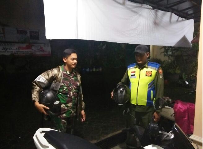 Guyuran Hujan Tidak Surutkan Piket Koramil 03/Serengan Untuk Patroli Malam