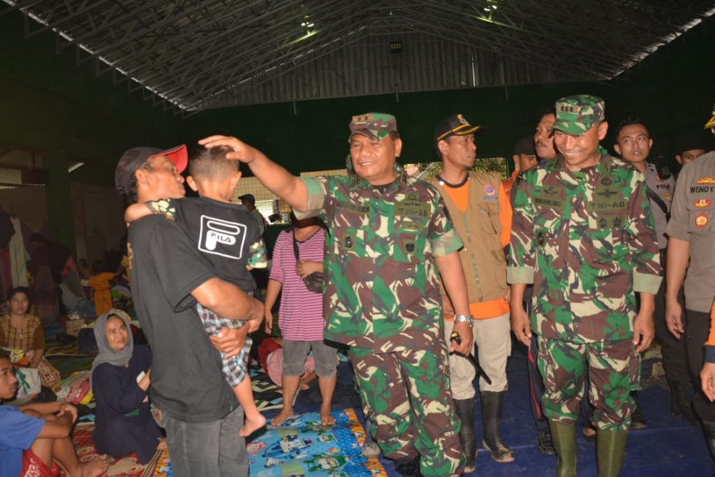 Pasca Banjir dan Longsor Pangdam III/ Siliwangi Kunjungi Wilayah Lebak, Banten