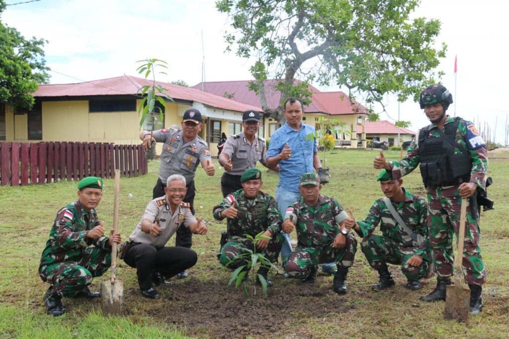 Dukung Penghijauan, Satgas Yonif MR 411 Kostrad Ikuti Penanaman 100 Pohon di Polsek Bupul