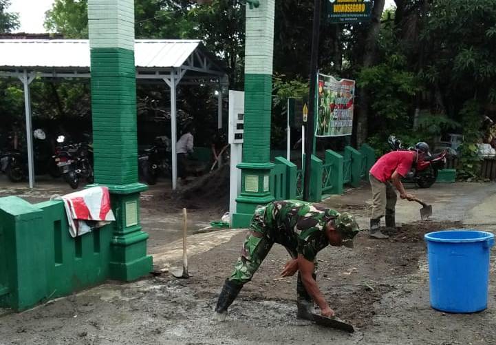 Merasa Ikut Memiliki, Warga Bantu Koramil Wonosegoso