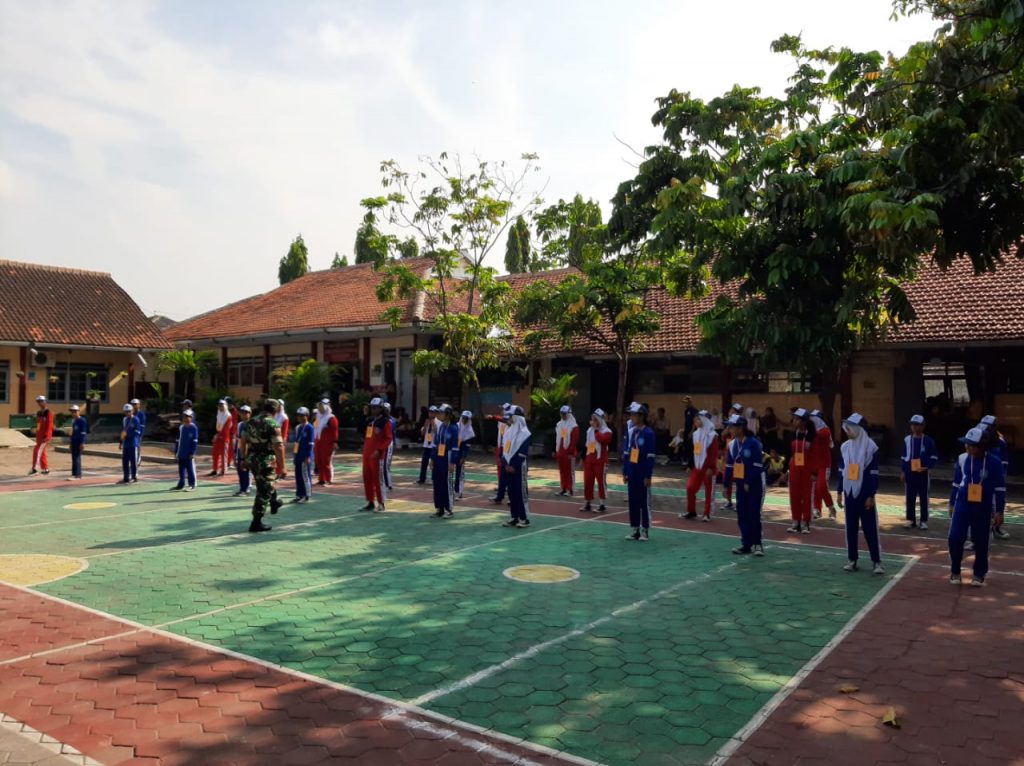 Tingkatkan Disiplin Siswa Siswi SMPN 16 Surakarta Pelda Yasir Latih PBB