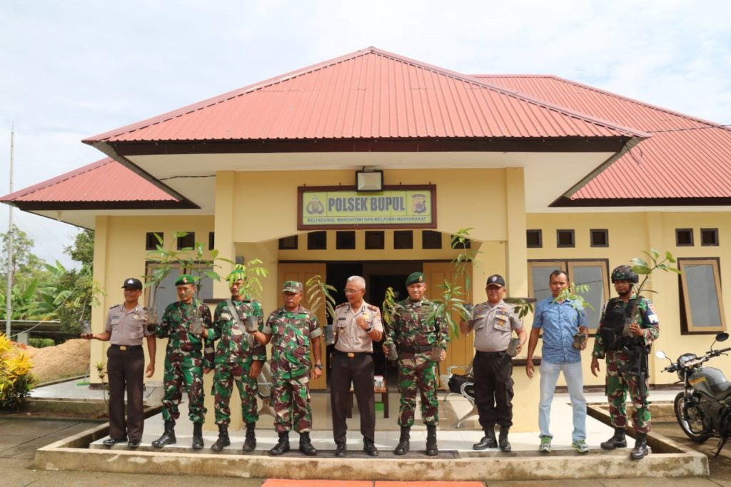 Dukung Penghijauan, Satgas Yonif MR 411 Kostrad Ikuti Penanaman 100 Pohon di Polsek Bupul