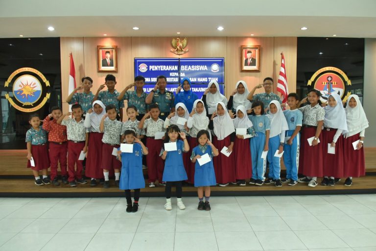 Danlantamal IV Berikan Beasiswa Kepada Pelajar Berprestasi