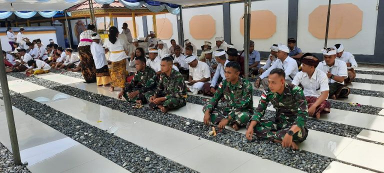 Prajurit Satgas Yonif MR 411/PDW Kostrad Rayakan Hari Raya Galungan di Papua