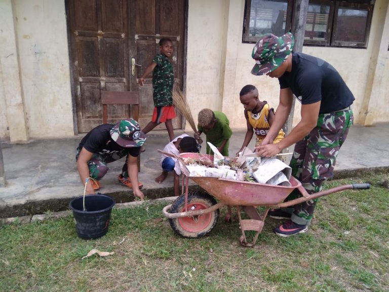 Indahnya Kebersamaan Satgas Raider 300 Gotong-royong Pembersihan Gereja