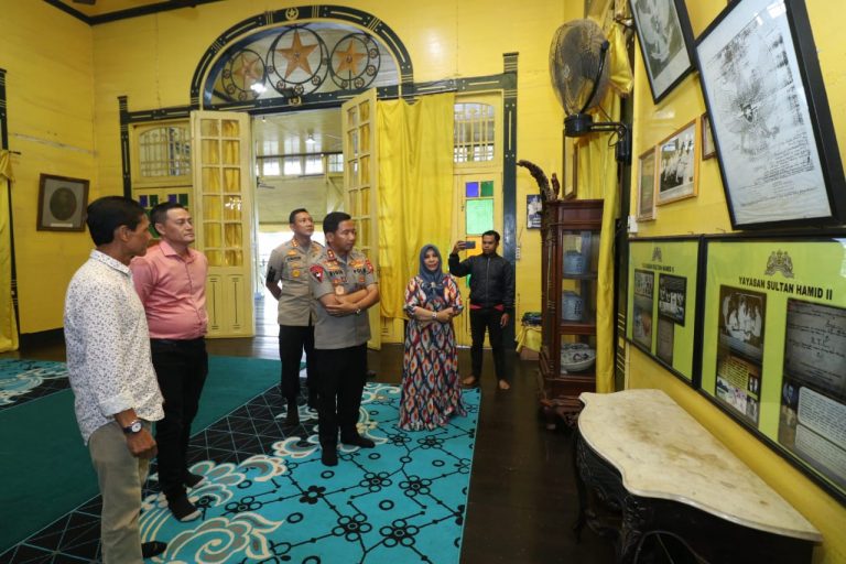Disambut Sultan Syarif Melvin Alkadrie, Kapolda Kalbar di Ajak Keliling Keraton Kadariah Pontianak