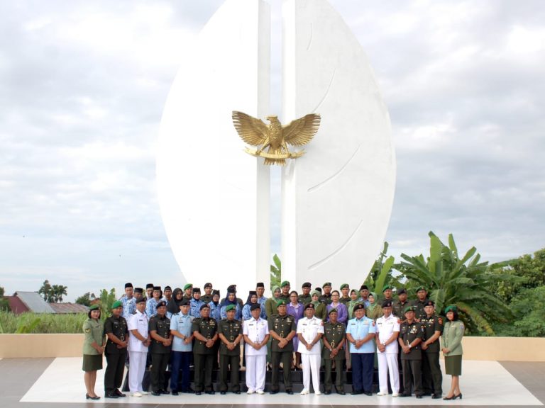 HUT ke-68 Corp Hukum TNI AD, Kakumdam XII/Tpr Pimpin Ziarah di Makam Pahlawan