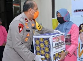 Kapolda Gorontalo Bagikan 935 Paket Sembako