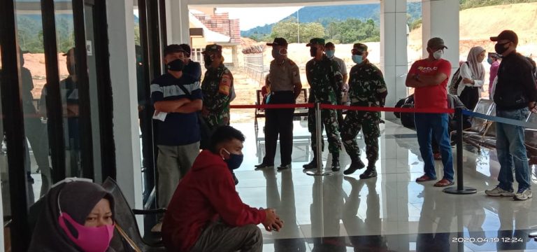 Pengecekan Penumpang Wings Air di Bandara Letung