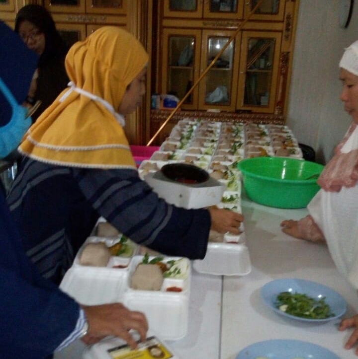 GIM Jakarta Timur Berbagi Nasi Kotak