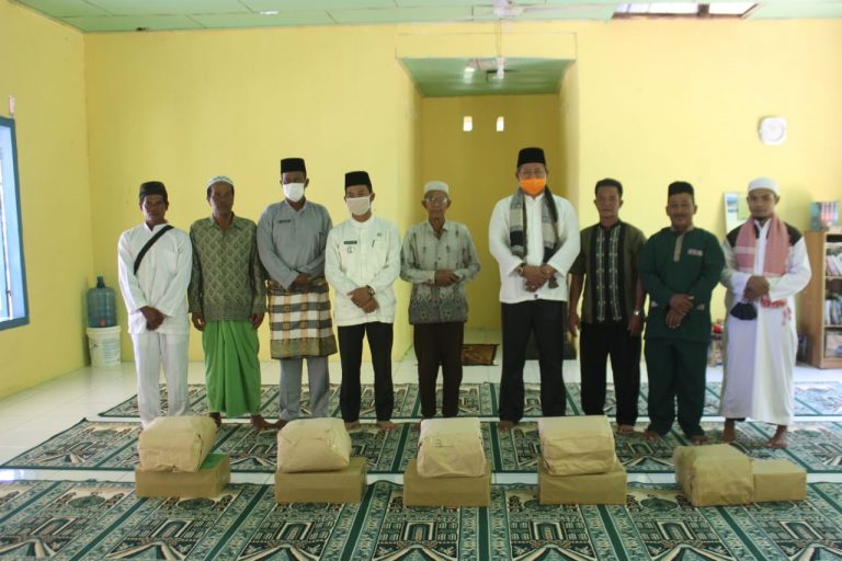 Bupati Anambas Bantu Pengurus Mesjid Dan Anak Yatim