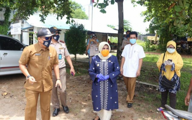 Pantau Kondisi Pembagian Bingkisan Lebaran, Plt. Wali Kota Apresiasi Penerapan Protokol Kesehatan