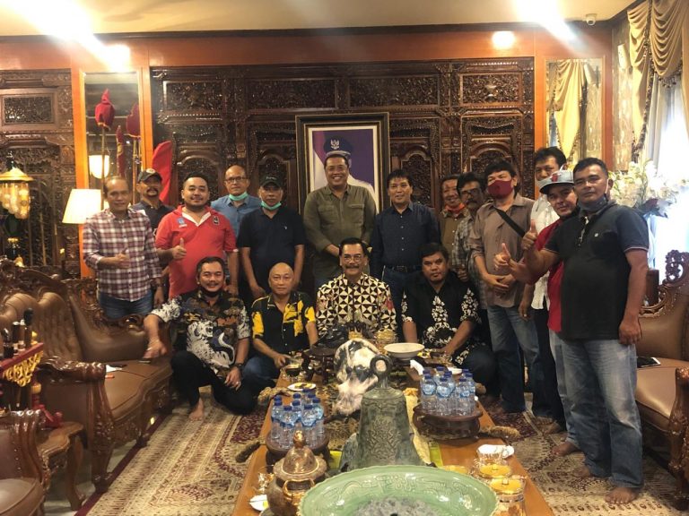Ketum Merga Silima Menyerahkan Kaos Sebagai Simbol Dukungan Untuk Pasangan SOERYA – IMAN di Pilgub 2020