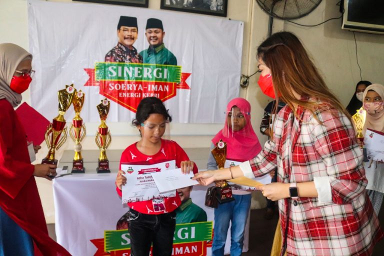 Tim Sinergi Kepri Bagikan Hadiah Perlombaan Memperingati HUT RI Ke-75