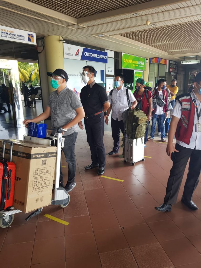 Cagub Kepri H.M Soerya Ikut Ngantri di Bandara Viral di Medsos