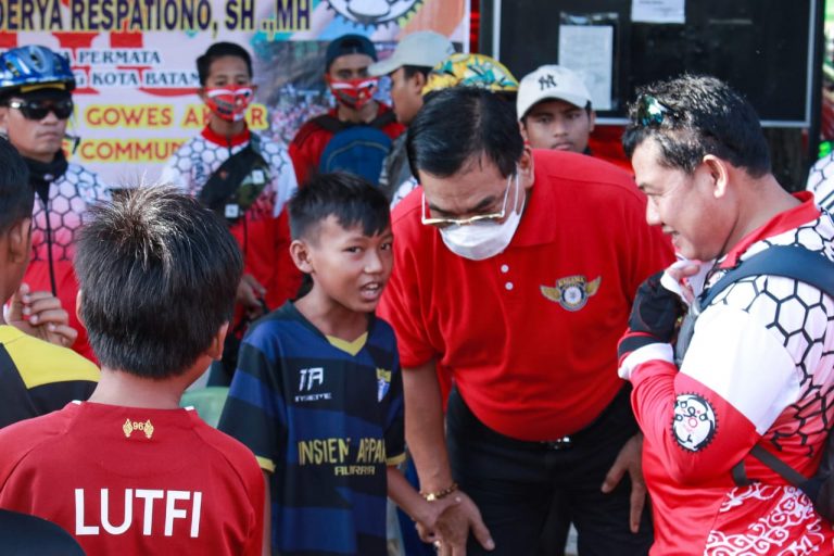 Peduli Pada Generasi Bangsa, H.M. Soerya Beri Motifasi Anak – Anak SSB Batam