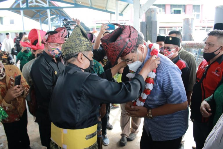 Dikenakan Tanjak, Ditabur Beras Kuning Serta Iringan Kompang Sambut Kunjungan Soerya di Karimun
