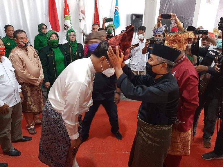 Tokoh Melayu Sematkan Tanjak Pada H.M Soerya di Hari Tanjak Se-Dunia
