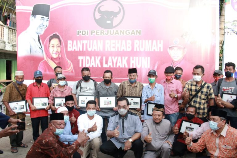PDI-P Bersama H. M Soerya Rehab Puluhan Rumah di Karimun