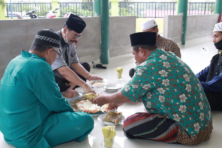 Usai Shalat Jumat, H.M Soerya Makan Bajamba Bersama Warga