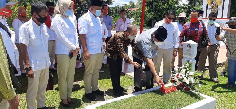 Tiba di Tanjungpinang, Iman Sutiawan Berziarah ke Makam Ayah Syahrul dan M. Sani