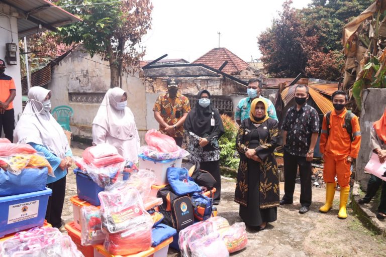 Rahma Berikan Bantuan Korban Kebakaran di Jalan Yusuf Kahar