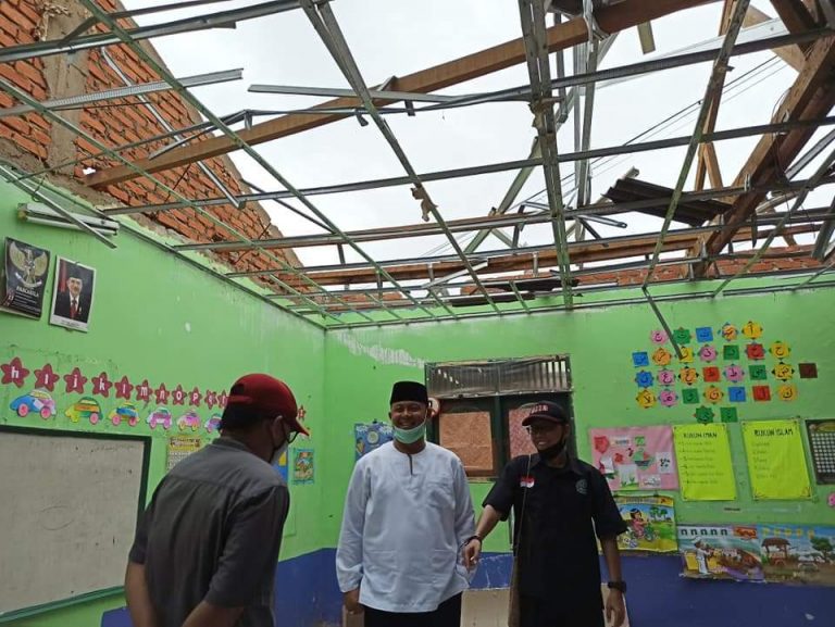 Iman Sutiawan Mengunjungi Korban Angin Puting Beliung di Tanjung Piayu