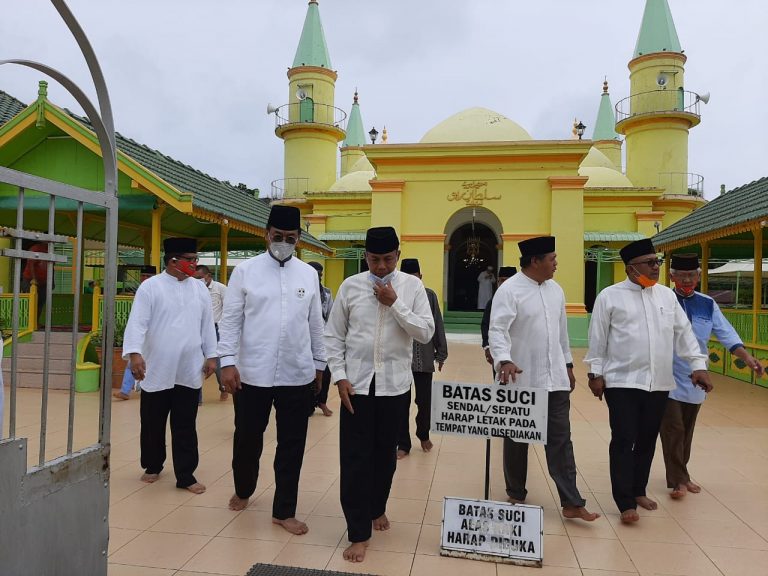 Soerya Respationo Berziarah dan Sholat Jum’at di Pulau Penyengat