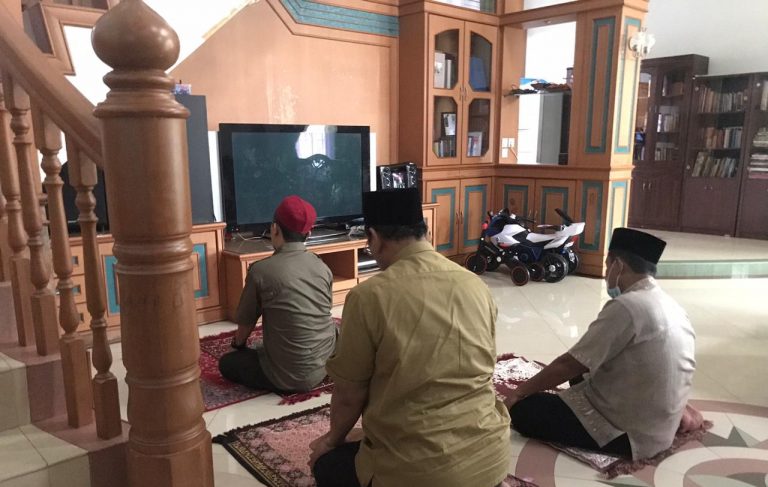 Soerya Respationo Sholat Ashar di Rumah Suryatati A Manan
