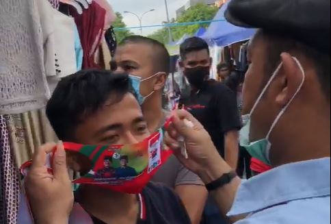 Iman ‘Abang kite’ Blusukan ke Pasar, Pakaikan Masker pada Warga
