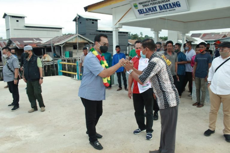 Disambut dengan Kalungan Bunga, Tanda Dukungan Warga Pantai Gelam pada Soerya-Iman