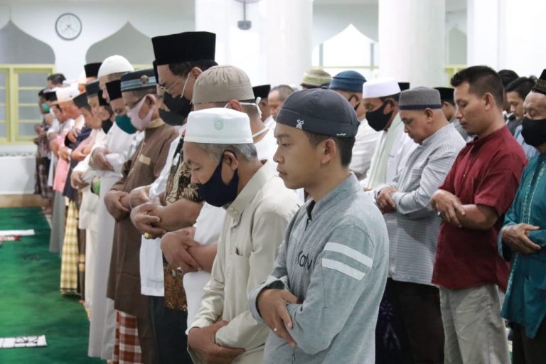 Awali Aktifitas, Soerya Respationo Shalat Subuh Berjamaah