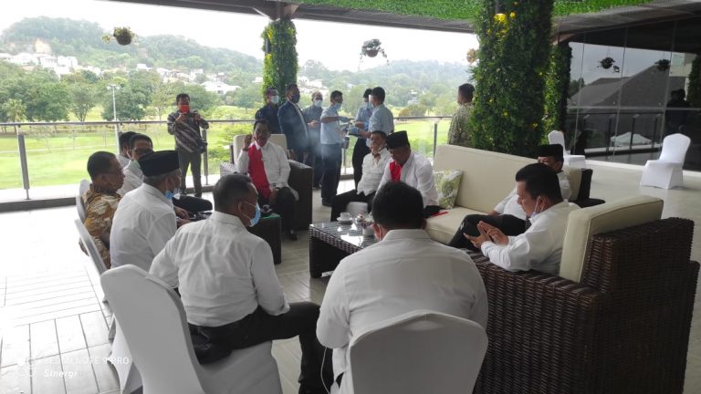 Soerya-Iman Ngopi dan Canda Ringan dengan Paslon Lain Sebelum Pembekalan KPK