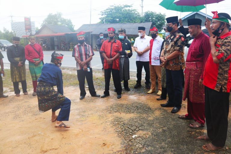 Kedatangan Soerya Respationo Disambut Antusias Warga Busung Bintan