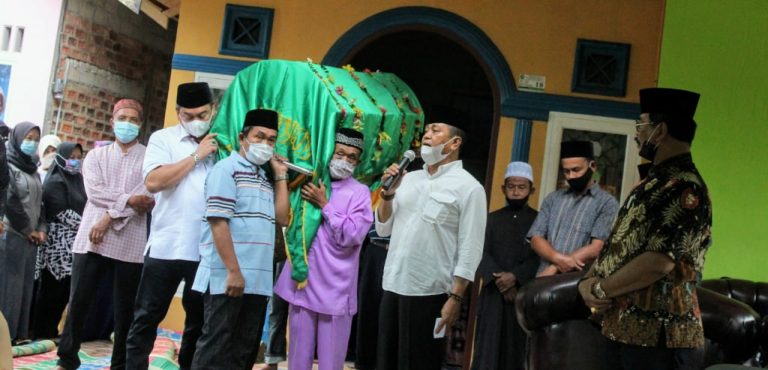 Takziah ke rumah Warga Bintan, Adik Kandung Soerya Respationo Terlihat Ikut Angkat Keranda