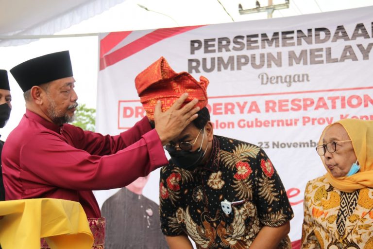 Diyakini Bawa Kepri Lebih Maju, Rumpun Melayu SInergi Bintan Sematkan Tanjak dan Keris pada Soerya Respationo