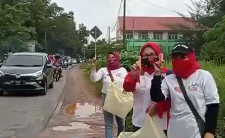 Asap Kendaraan Tak Halangi Perempuan Bersinergi untuk Bergerak Menangkan Soerya-Iman