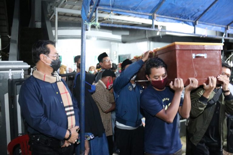 Ditengah Kesibukannya, Soerya Respationo Menyempatkan Diri Melayat ke Rumah Duka Samijo