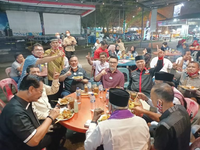 Makan Sate Padang Bareng Warga Minang Batam, Soerya Dinilai Layak Pimpin Kepri