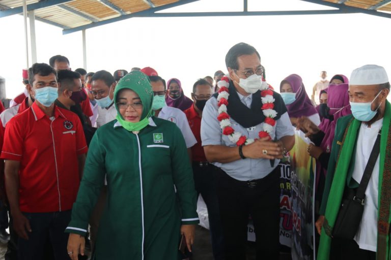 Ratusan Warga Karimun Antusias Sambut Kedatangan Soerya Respationo di Pelabuhan