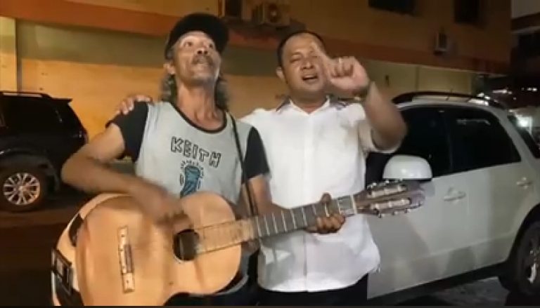 Bahagianya Saposan, Seorang Musisi Jalanan Nyanyi Bareng Cawagub Sopan dan Merakyat