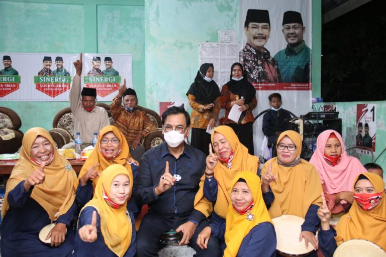 Kunjungi Fasum Kavling Bukit Melati Sagulung, Soerya Respationo Ikut Bermain Kompang