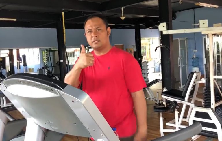 Jaga Kebugaran, Iman Sutiawan Ngegym di Pagi Masa Tenang