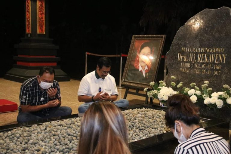 Menginspirasi, Kisah Cinta Satu Hati Soerya Respationo Terhadap Alm Rekaveny