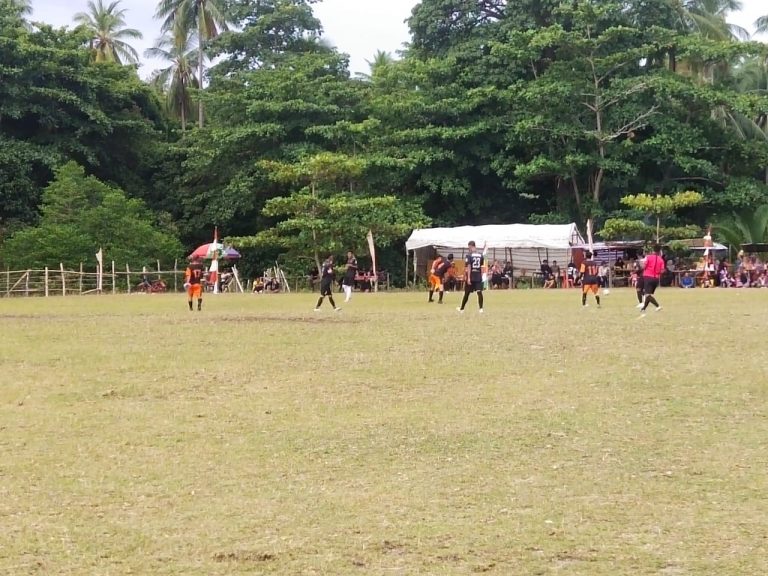 HADIRI UNDANGAN JEBAT, TIM SEPAK BOLA GENTING PULUR DIGUYUR HUJAN LEBAT