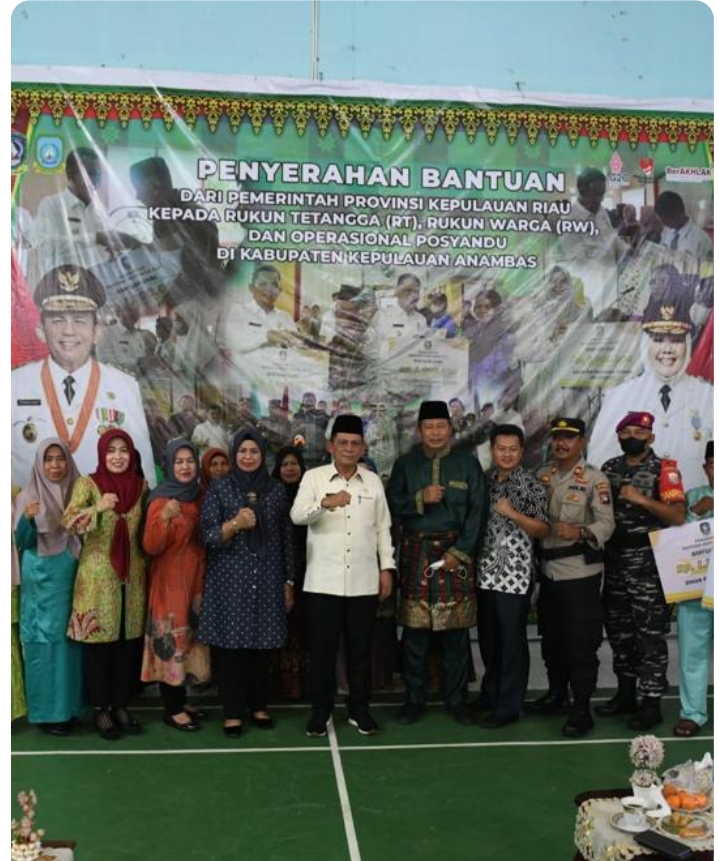 Gubernur Berikan Bantuan Insentif RT/RW dan Posyandu di Jemaja