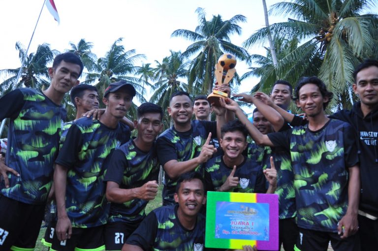 Tim Alumni SMAN 1 Jemaja Juara Satu Open Turnamen Cup Ke-l Desa Impol